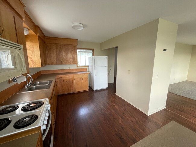 Building Photo - ***PENDING APPLICATION***Adorable Single Story 2 Bedroom Home Right on the Water!