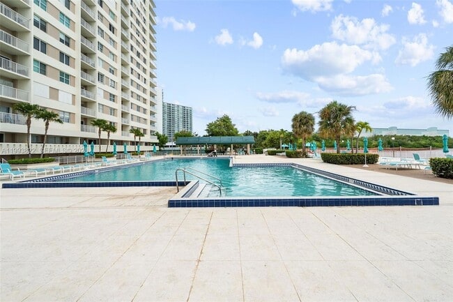 Building Photo - 500 Bayview Dr