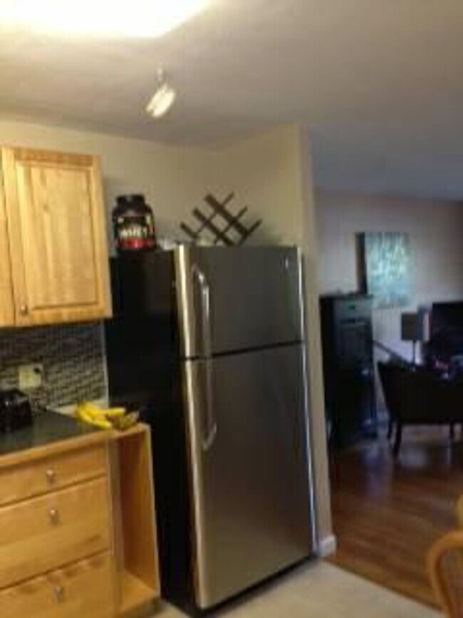 Building Photo - Bright, Sunny Unit, Heat, Hot Water Included, Elevator, Laundry, Parking fpor Rent