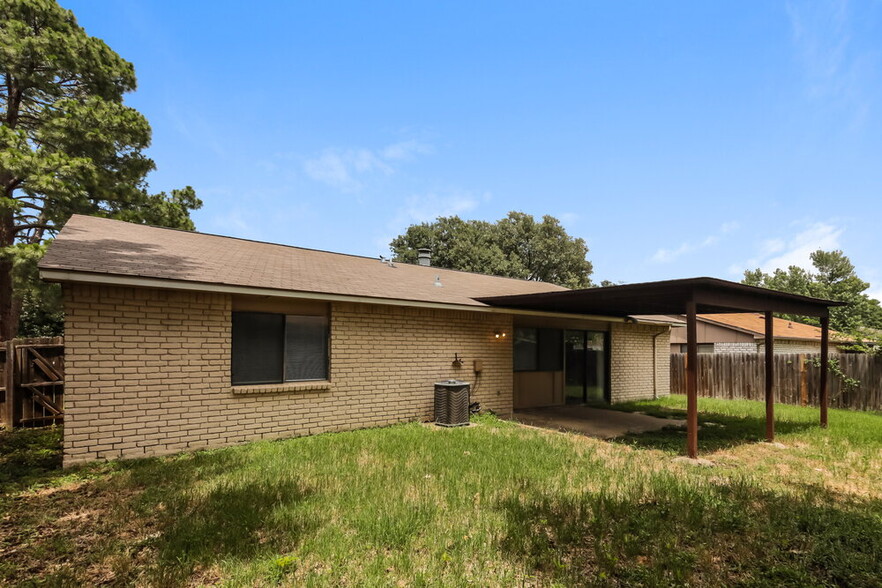 Building Photo - 6702 Blackberry Dr