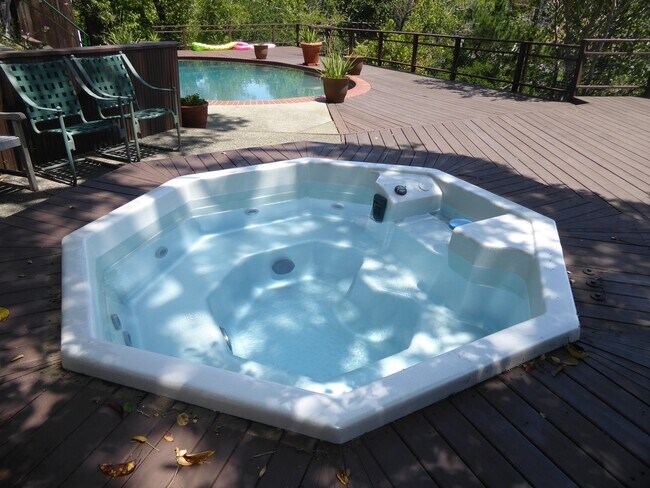 Building Photo - 4BD/3.5BA HOME - GREENBRAE HILLS - STUNNIN...