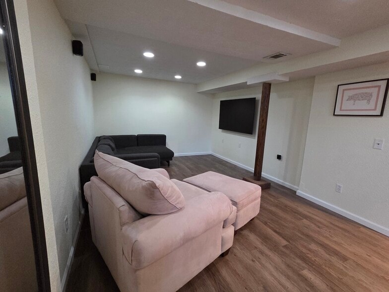 Building Photo - 316 S 82nd St