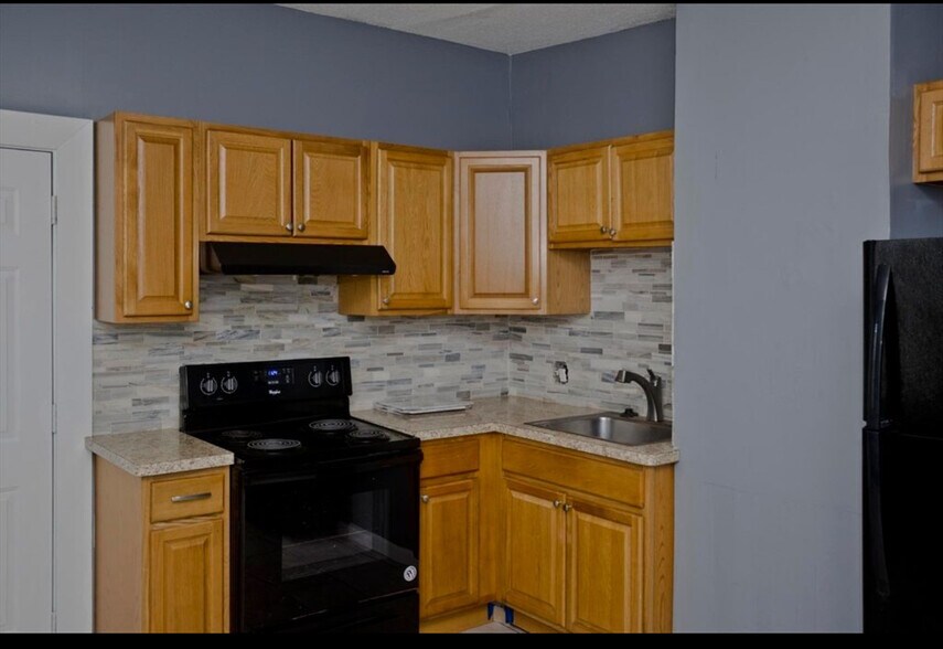 Building Photo - 130 Bowles St