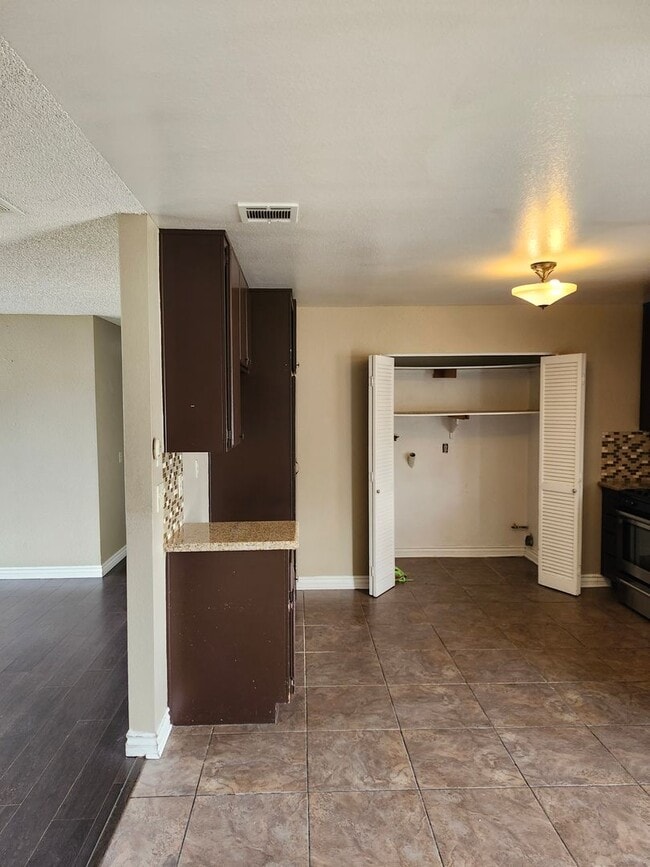 Building Photo - Inviting 3-Bedroom Home