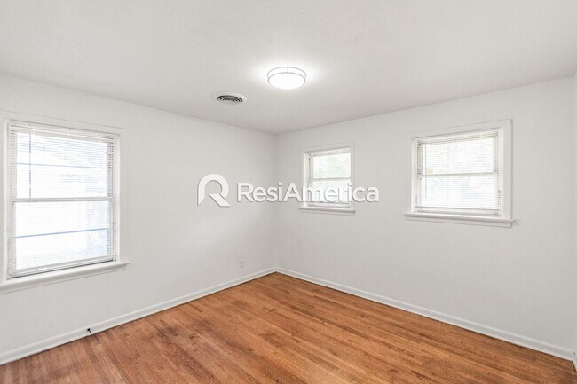Building Photo - Newly Renovated 3/2 in Whitehaven