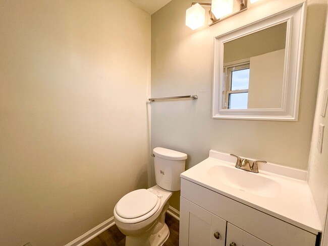 Building Photo - Cozy 3 Bedroom, 1 1/2 Bathroom Near Downto...