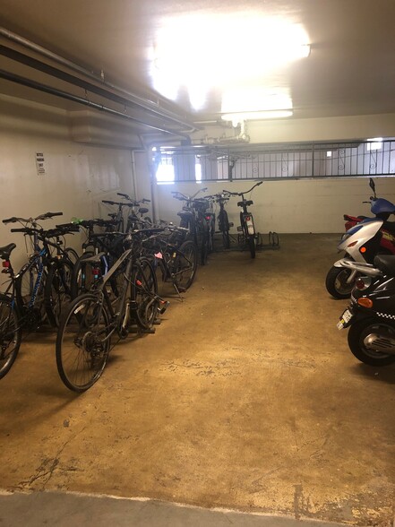 Building Photo - 1914 University Ave