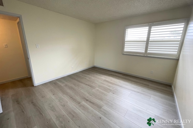 Building Photo - Updated 3 Bedroom Condo in South San Francisco