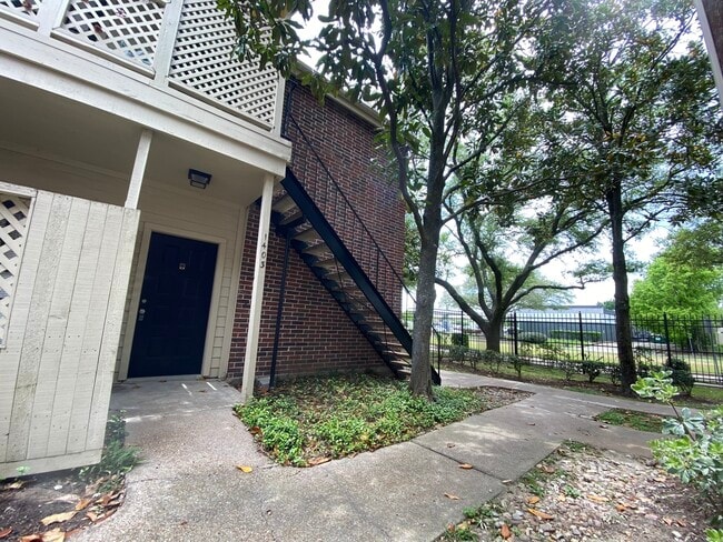 Building Photo - 2121 El Paseo St