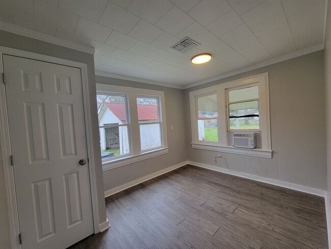Building Photo - 3 Bed/2 Bath-House