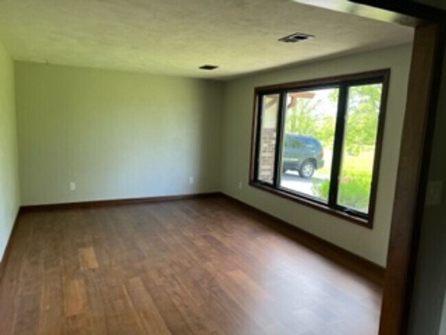 Building Photo - Country Living