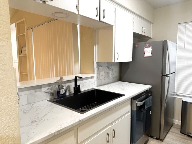 Building Photo - 2 bed 1 bath on Emerald Forest