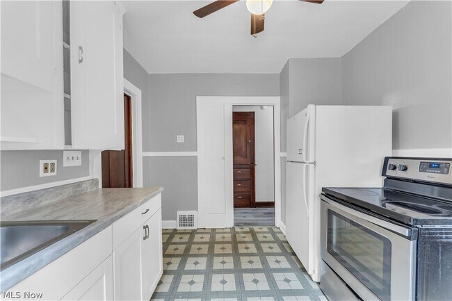 Building Photo - 1042 Mozina Dr