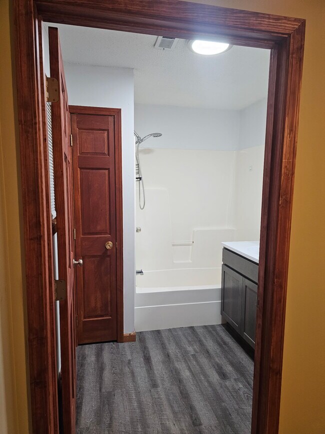 Building Photo - 204 W State St