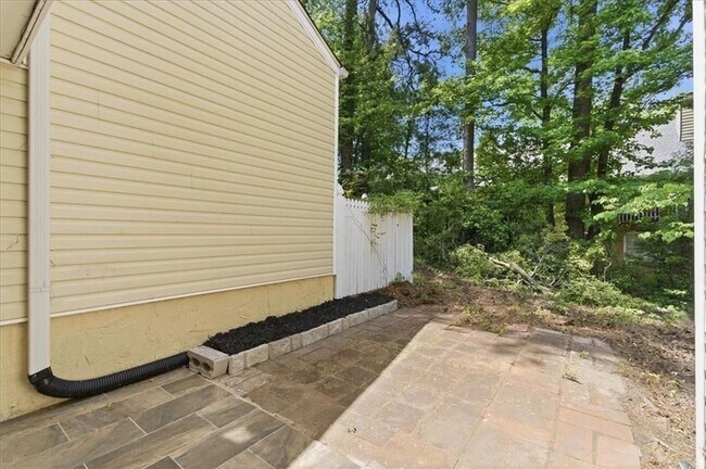 Building Photo - 2696 Greentree Dr SE