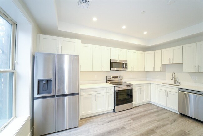 Building Photo - 424 Marlborough St