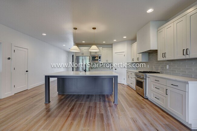 Building Photo - 2542 NW Marken St