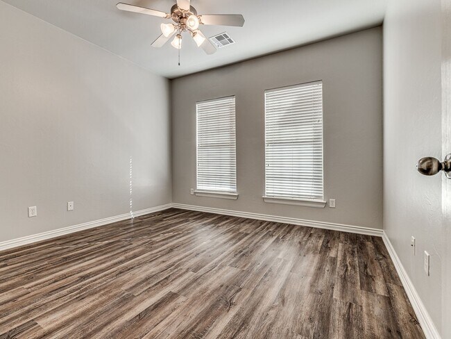 Building Photo - Well kept home in Edmond + 3 bedrooms + Office + Edmond Schools