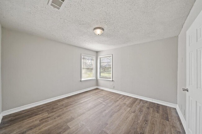 Building Photo - 105 S Westward St