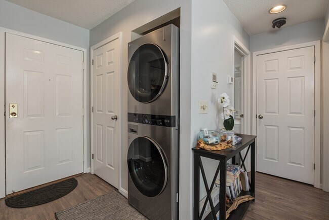 Building Photo - 109 Hunters Run Pl