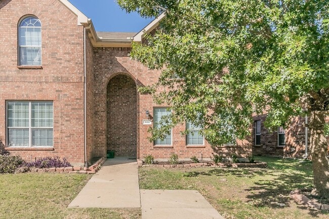 Building Photo - Newly Remolded in Lakewood-walking distance to the lake