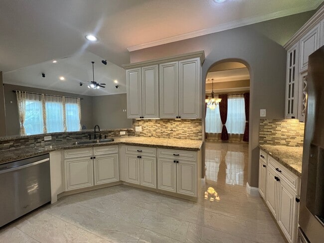 Building Photo - 106 Bella Luce