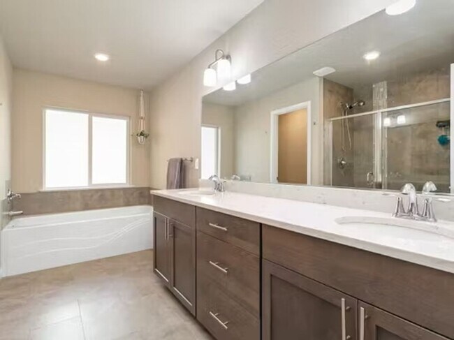 Building Photo - 4bd/2.5ba Covington House