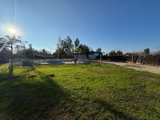 Building Photo - Spacious home with a pool! MOVE IN SPECIAL