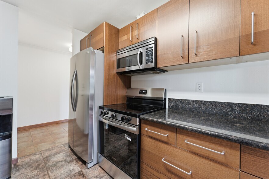 Building Photo - 100 S Doheny Dr
