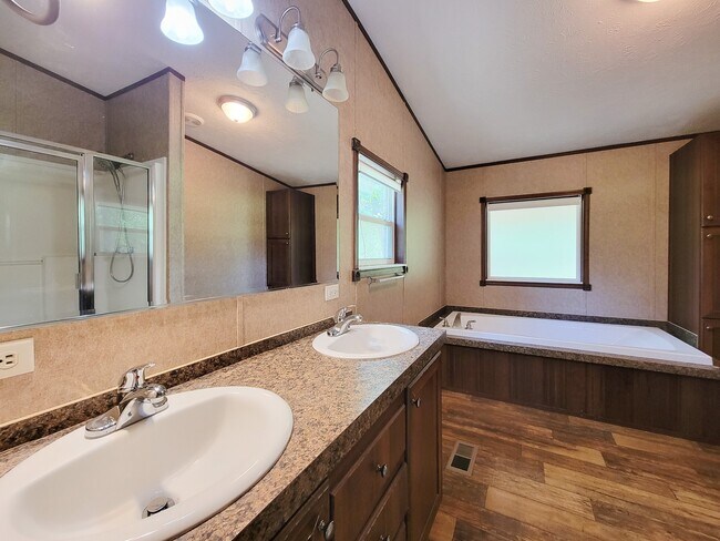 Building Photo - 10754 Lake Shore Dr