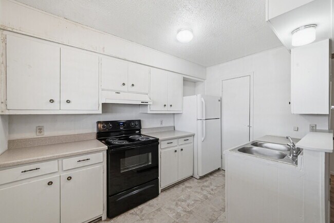 Building Photo - 204 W Lampasas St