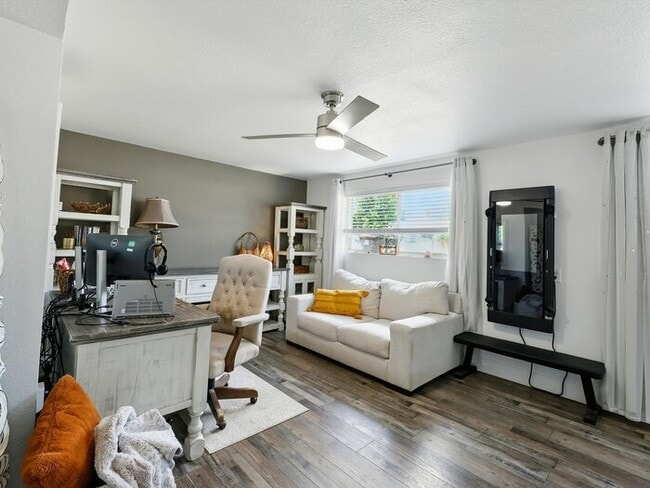 Building Photo - 823 Sequoia Dr