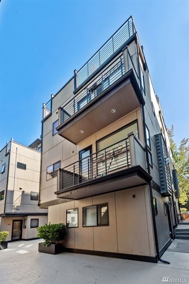 Building Photo - 2Bd/1.75Ba Seattle Townhouse