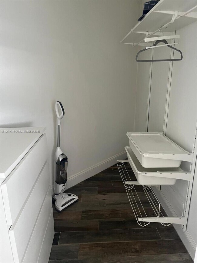 Building Photo - 1700 NW N River Dr