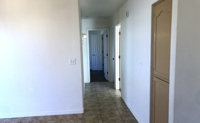 Building Photo - Centrally Located