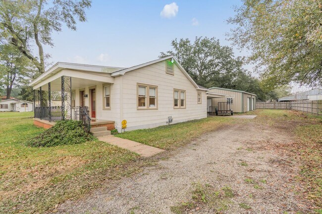 Building Photo - 208 Ella St