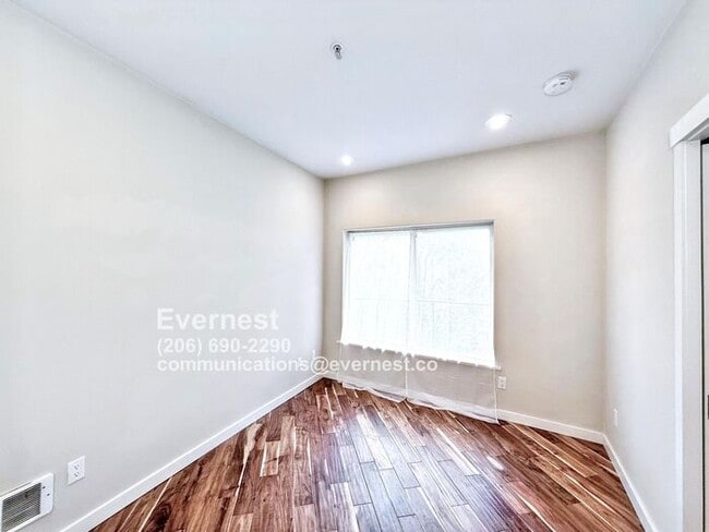 Building Photo - Charming 2-Bed, 2-Bath Apartment in a Conv...