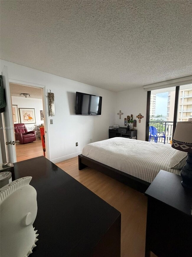 Building Photo - 540 Brickell Key Dr