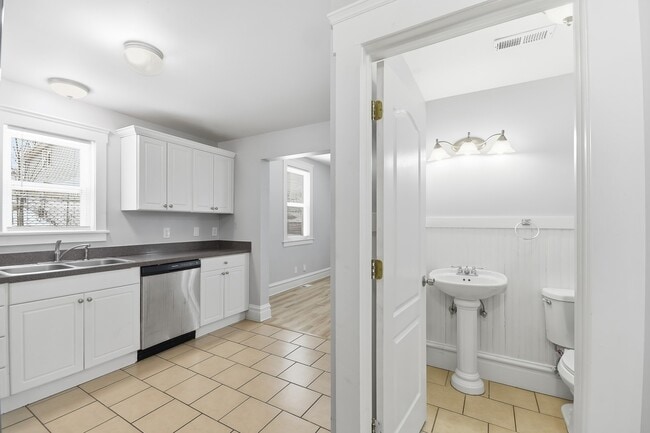 Building Photo - 7148 Kensington Ave