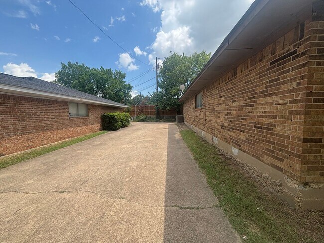 Building Photo - 1508-1510 Blackwell Drive