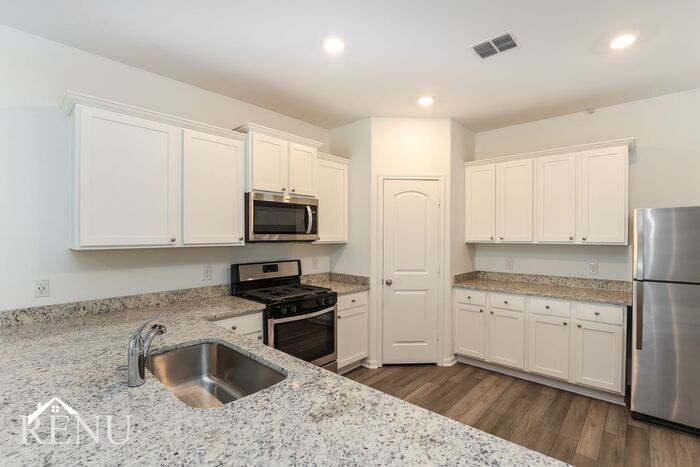 Building Photo - 2927 Jackson Smt