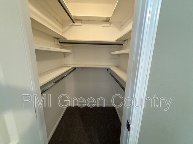 Building Photo - 2019 S Gum Ave