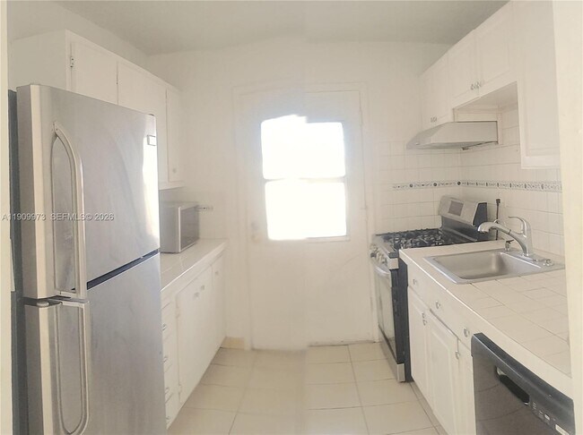 Building Photo - 20120 NE 2nd Ave