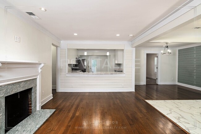 Building Photo - Gorgeous Spring Hill Home!