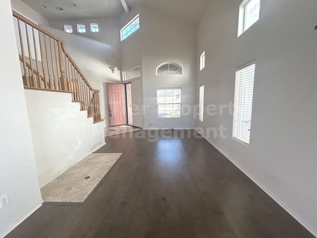 Building Photo - Beautiful 4 bed, 3 bath, 2,726 sqft House ...