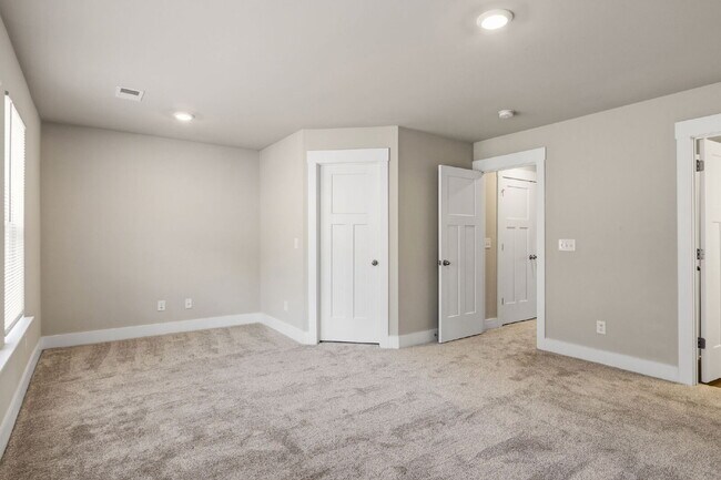 Building Photo - Craftsman 3BD Townhome Near Downtown Greenville | Garage + Granite Kitchen