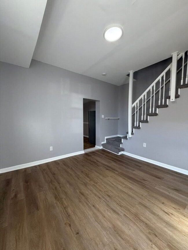 Building Photo - 3 bedrooms with parking