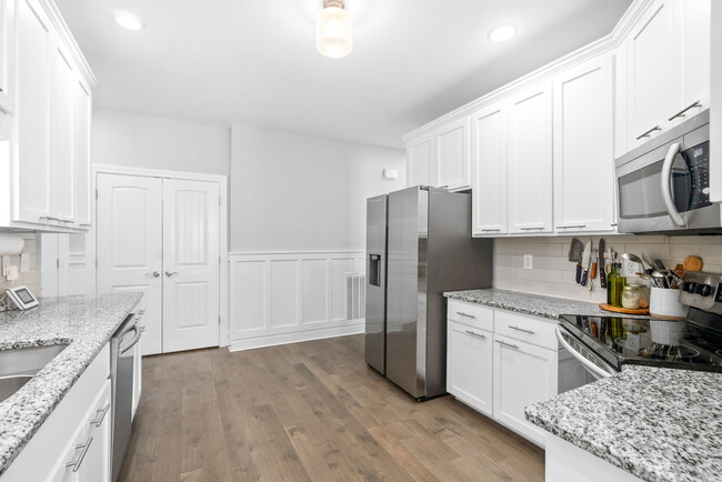 Building Photo - 3477 Eastwood Dr