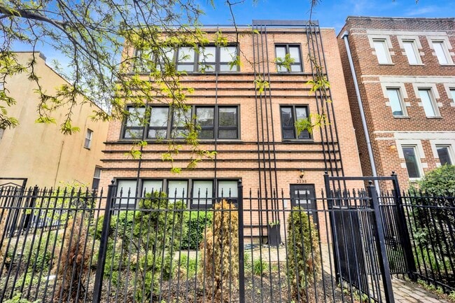 Primary Photo - 2233 W Lawrence Ave