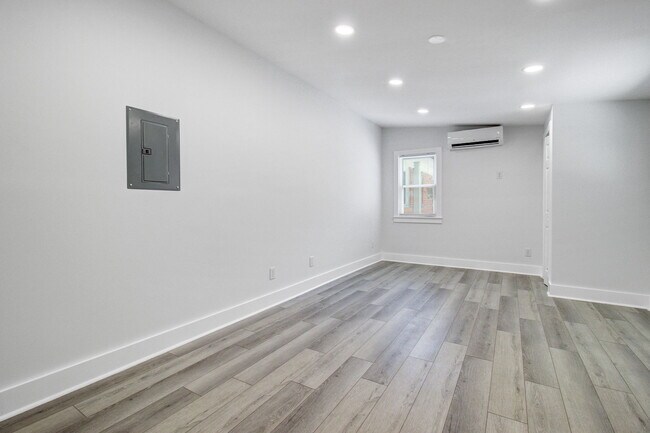 Building Photo - 816 E Estates Blvd